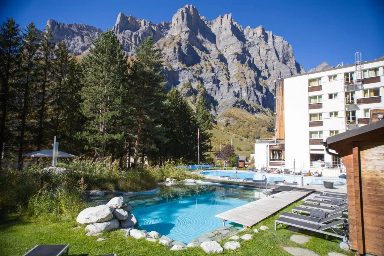 Bains thermaux de l'Hôtel Le Bristol à Loèche-les-Bains face aux falaises de la Gemmi