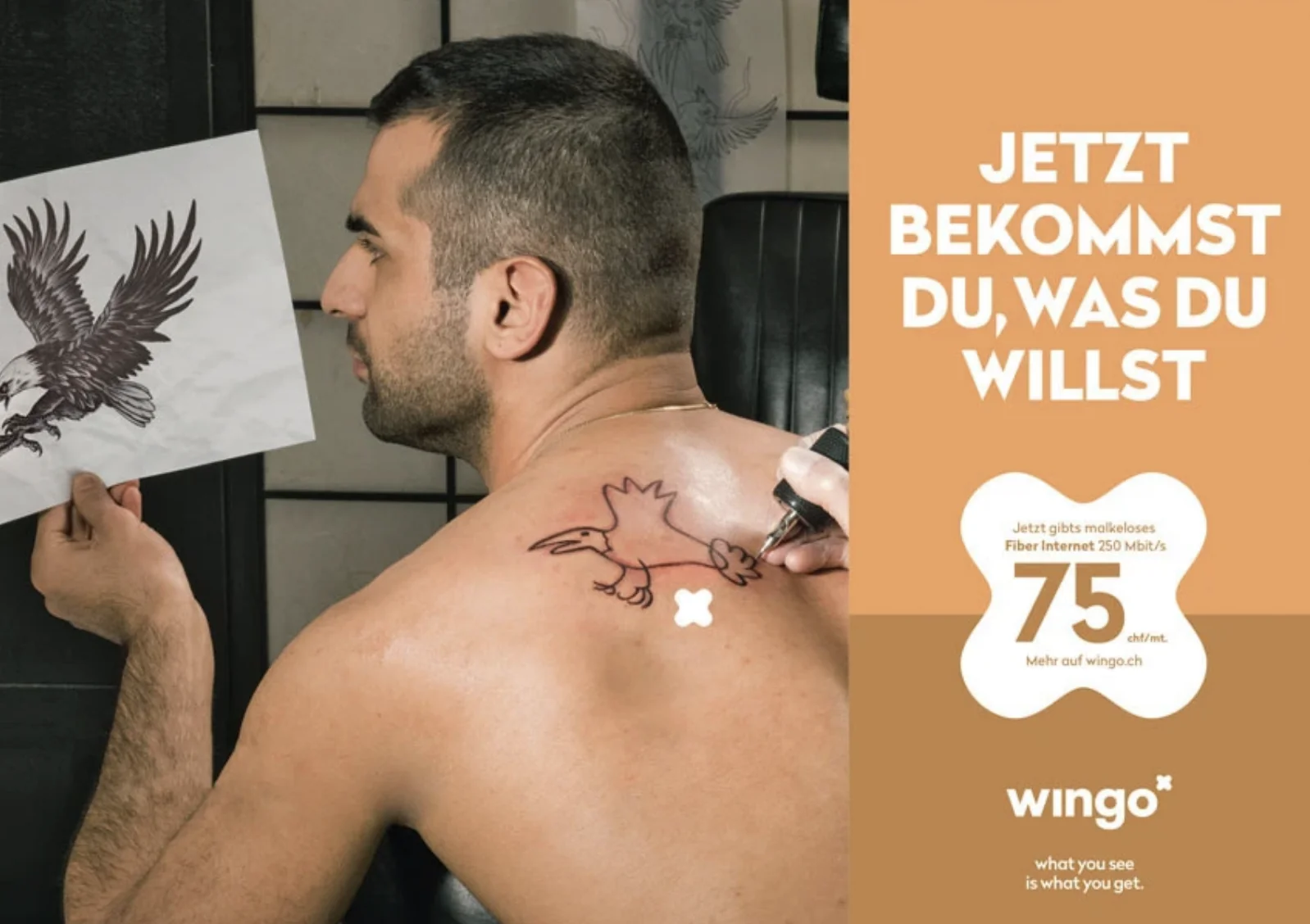 Affiche de la campagne Wingo « Jetzt bekommst du, was du willst » dans un salon de tatouage